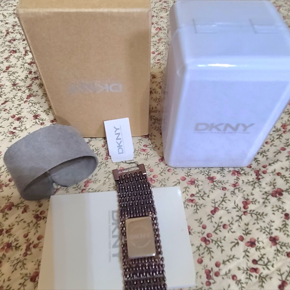 Authentic Dkny Brown. - image 6